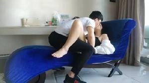 ❤️专搞良家少妇的大神约到大奶人妻，身材不错鲍鱼粉嫩，主攻甜言蜜语强行插入，大屁股特写❤️
